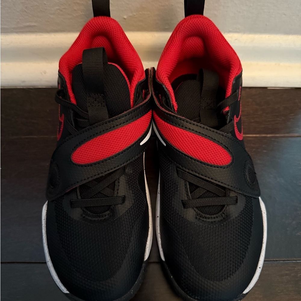 Nike Team Hustle D11 boys shoes size 2Y
